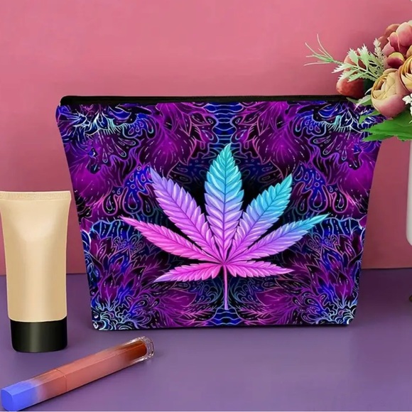 NWT-Leaf Design Makeup Case/Travel Bag - Picture 2 of 6